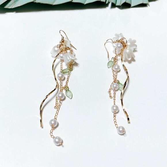 White flower pearl drop earrings S63 - Picture 2 of 3